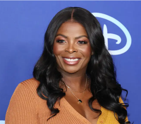 Janelle James wavy hairstyle
