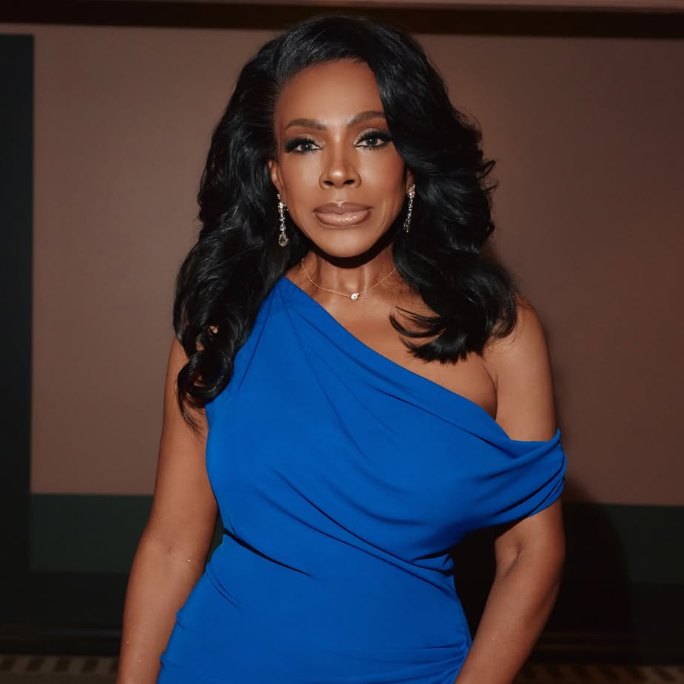 Sheryl Lee Ralph wavy hair with side part